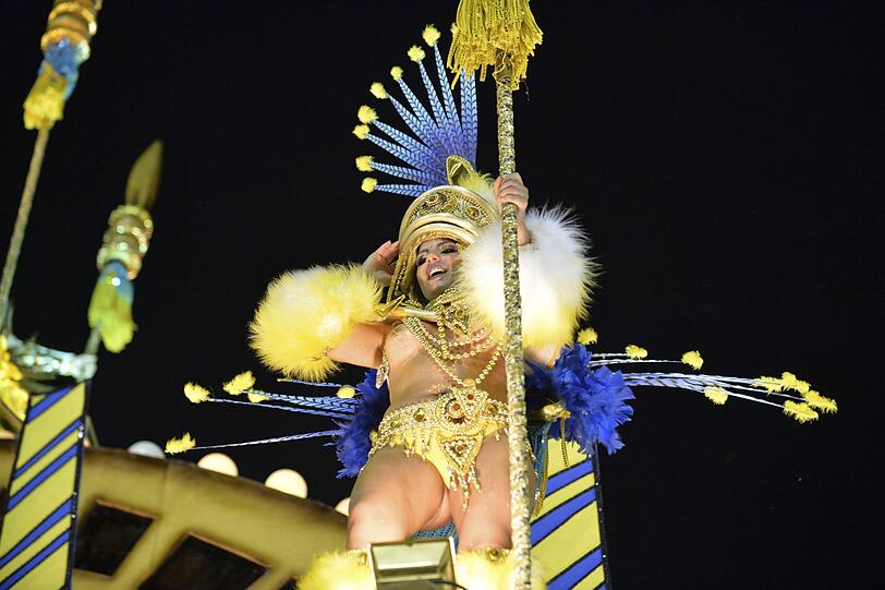 Athletische Tänzer, heiße Rhythmen und kunstvolle Kostüme - die Bilder vom Karneval aus dem Sambadrom in Rio de Janeiro.