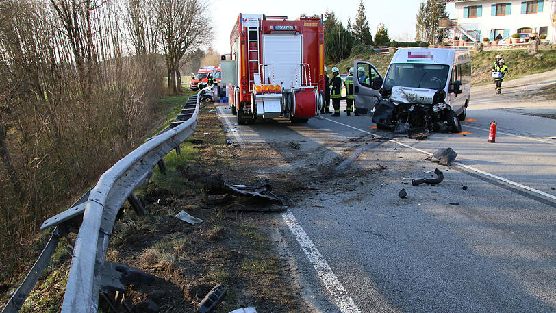 Bilder von der B15 im Landkreis Rosenheim, wo es zum schweren Verkehrsunfall mit einem Toten gekommen ist.
