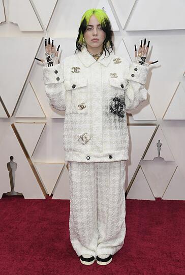 Top: Traditionalisten werden jetzt aufschreien, aber wer sich so cool über Kleidervorschriften hinwegsetzt wie die Sängerin Billie Eilish hat das Zeug zum Trendsetter. Ihr Oversized-Anzug von Chanel jedenfalls war einer der Oscar-Hingucker schlechthin.