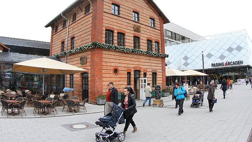 Eigentlich noch recht neu: der Pasinger Bahnhofsplatz in neuer Gestalt. Bäume und Sträucher haben die Architekten jedoch so gut wie nicht eingeplant.