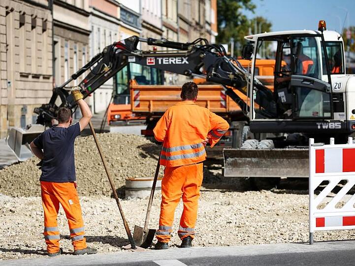 Ausgelastete Baufirmen und Personalnot in Kommunalverwaltungen bremsen notwendige Investitionen in Schulen, Straßen und andere Projekte.