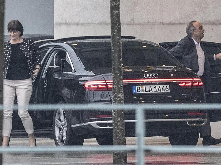 Saskia Esken und Norbert Walter-Borjans kommen am Bundeskanzleramt an.