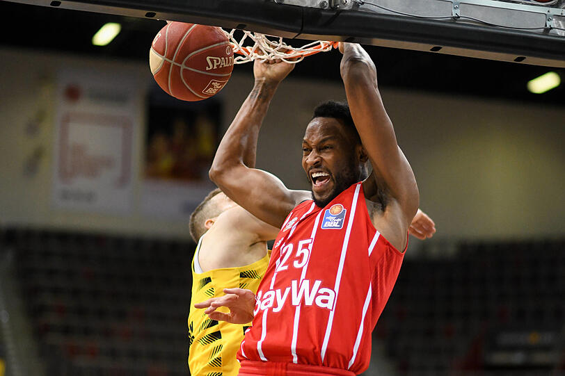 Meldet sich mit den Basketballern des FC Bayern im Playoff-Halbfinale zurück: JaJuan Johnson (r.).