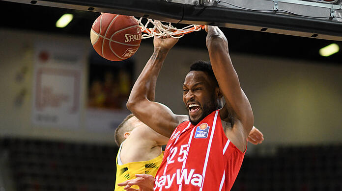 Meldet sich mit den Basketballern des FC Bayern im Playoff-Halbfinale zurück: JaJuan Johnson (r.).