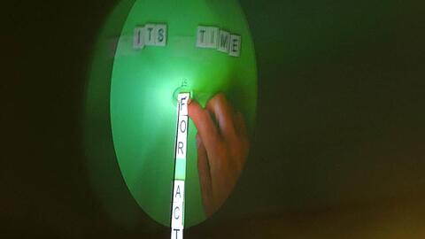 "It's Time For Action": Lichtprojektion des Künstlers Luke Jerram auf dem ersten Windpark Großbritanniens im südwestenglischen Delabole in Cornwall.