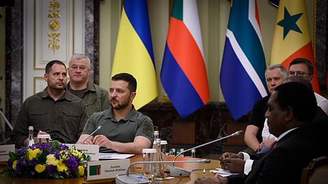 Der ukrainische Präsident Wolodymyr Selenskyj (M) während eines Treffens in Kiew mit mehreren Staats- und Regierungschefs aus Afrika.