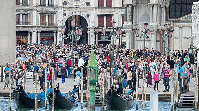 Das Touristen-Problem in Venedig besteht seit Jahren, hier der Markusplatz im Jahr 2015.