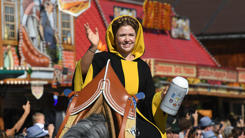 Das Münchner Kindl, Franziska Inselkammer, reitet beim Einzug der Wiesnwirte über die Theresienwiese.