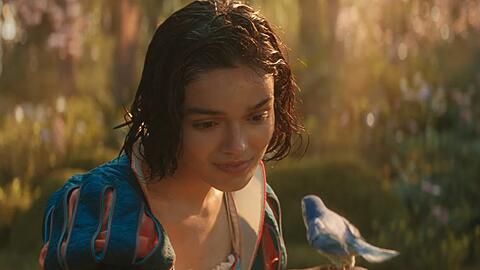 "Schneewittchen" Rachel Zegler geht baden.