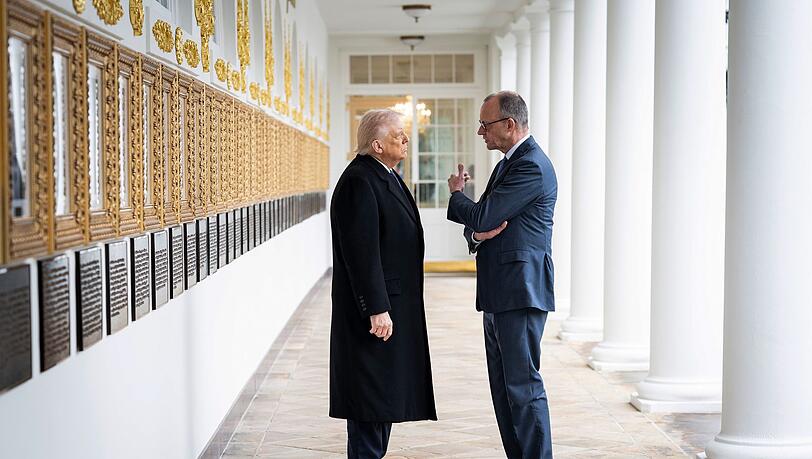 Trump (l.) greift Merz (r.) noch mal online an. (Archivbild)