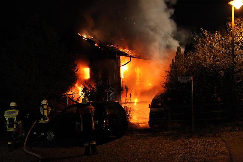 Wohnhaus und Pkw in Mühltal in Vollbrand. Bilder vom Großeinsatz der Feuerwehr.