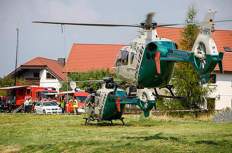 Ganz schön was los im oberfränkischen Engelmannsreuth. Die Bilder nach dem Flugzeugabsturz am Dienstag