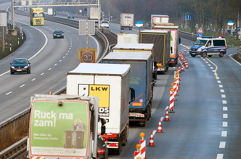 Kilometerweit stauen sich die Lkw auf der A3 kurz hinter der deutsch-österreichischen Grenze nahe Pocking im Landkreis Passau.
