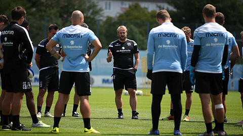 Voller Fokus auf Freitag: Löwen-Trainer Daniel Bierofka (m.) und seine Mannschaft.