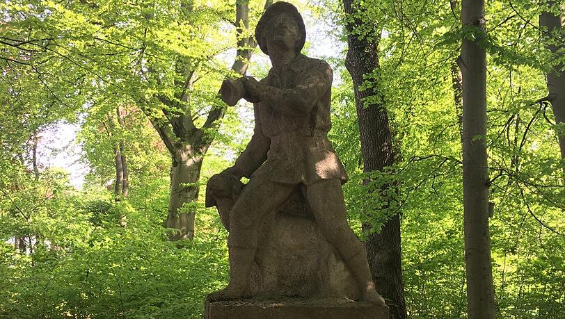 Ein Jäger mit Hund wacht vor dem Herzog-Albrecht-Park. Ein Jäger mit Hund wacht vor dem Herzog-Albrecht-Park.