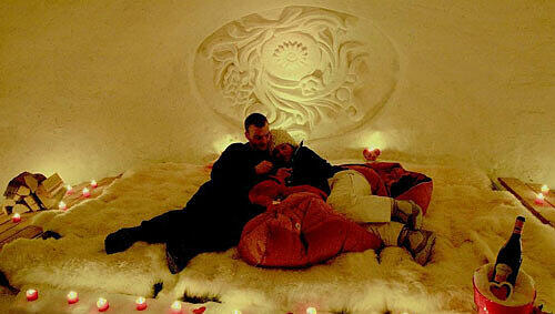 Romantisch: Eine Nacht im Iglu. Romantisch: Eine Nacht im Iglu.