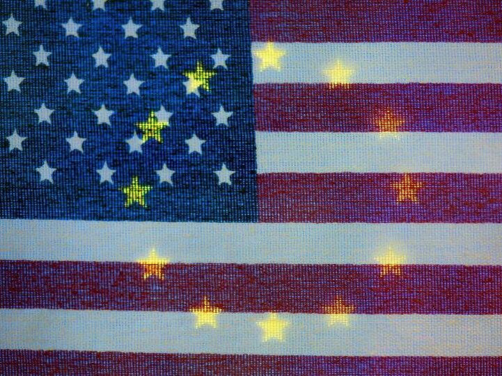 Hinter einer US-Fahne leuchten die Sterne der Europafahne. Noch ist im Handelsstreit zwischen Brüssel und Washington keine Entspannung in Sicht.