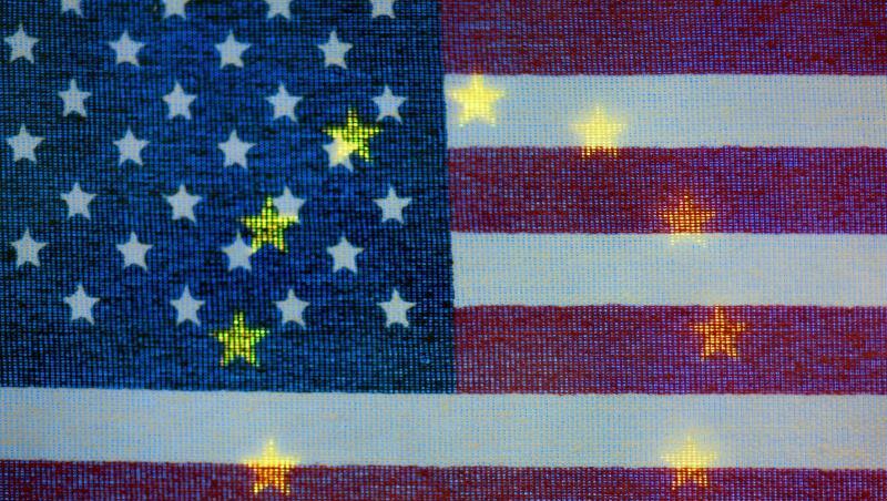 Hinter einer US-Fahne leuchten die Sterne der Europafahne. Noch ist im Handelsstreit zwischen Brüssel und Washington keine Entspannung in Sicht. Hinter einer US-Fahne leuchten die Sterne der Europafahne. Noch ist im Handelsstreit zwischen Brüssel und Washington keine Entspannung in Sicht.