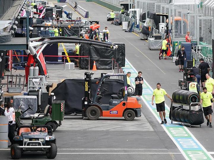 Aufbruch: Nach der Absage des Großen Preis von Australien bereiten die Teams in der Boxengasse ihre Abreise aus Melbourne vor.