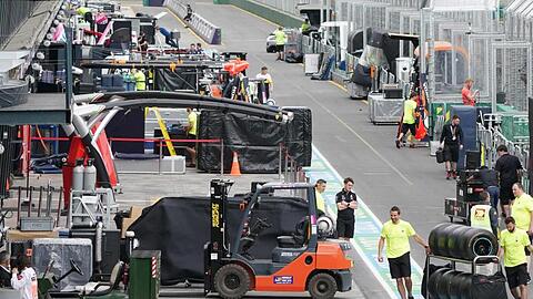 Aufbruch: Nach der Absage des Großen Preis von Australien bereiten die Teams in der Boxengasse ihre Abreise aus Melbourne vor.