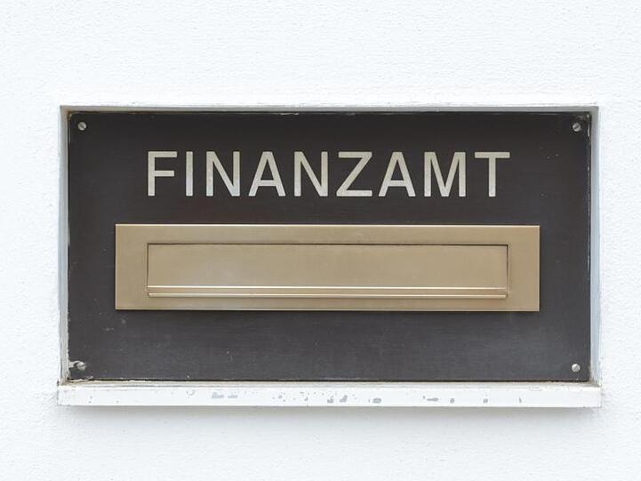 Der Briefkasten eines Finanzamtes,. Foto: Armin Weigel/dpa
