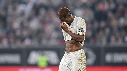 Augsburgs Samuel Essende wurde nach seiner Tätlichkeit im Heimspiel gegen Mainz für zwei Partien gesperrt.