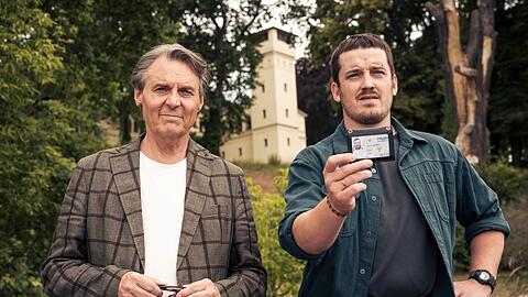 "Haveltod - Ein Potsdam-Krimi: Im Kopf eines Killers": Armin (Wolfgang Bahro, l.) und Gregor (Felix Kreutzer) befragen die Rosens.