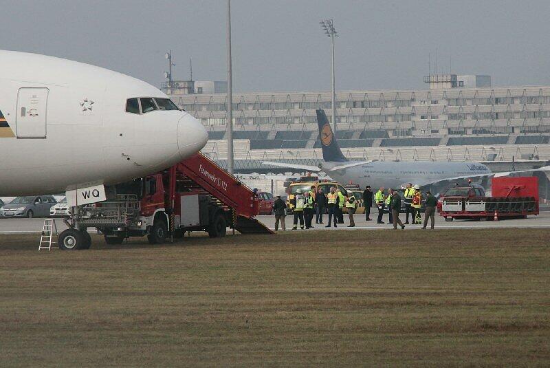 Die Boeing 777 der Singapore Airlines: Bei der Landung am Münchner Flughafen am Donnerstag begann das Flugzeug aus bisher unbekannten Gründen zu Rauchen. Es raste über die Landebahn, blieb in einem Rasenstück stecken und stoppte schließlich.