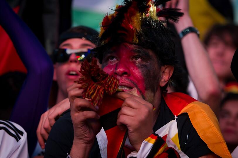 Tränen, Trauer, Tragik: Nach dem Halbfinal-K.o. gegen Italien können es viele Fans nicht fassen, dass der Traum vom EM-Titel vorbei ist. Die Bilder
