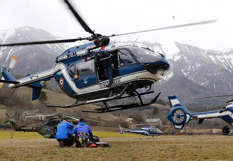 Die Suche nach Opfern in Seyne les Alpes geht weiter: Helikopter, Rettunsgwagen und Militär sind im Einsatz. Die Bilder...