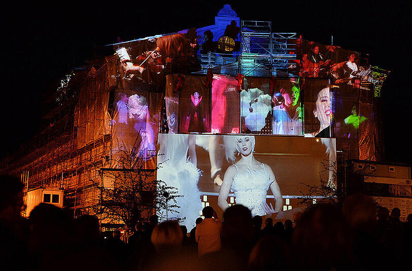Theaterszenen werden auf die Fassade des Gärtnerplatztheater projiziert.