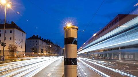 Eine Blitzsäule mit kombinierter Überwachung von Rotlicht und Geschwindigkeit an einer Ampelkreuzung.