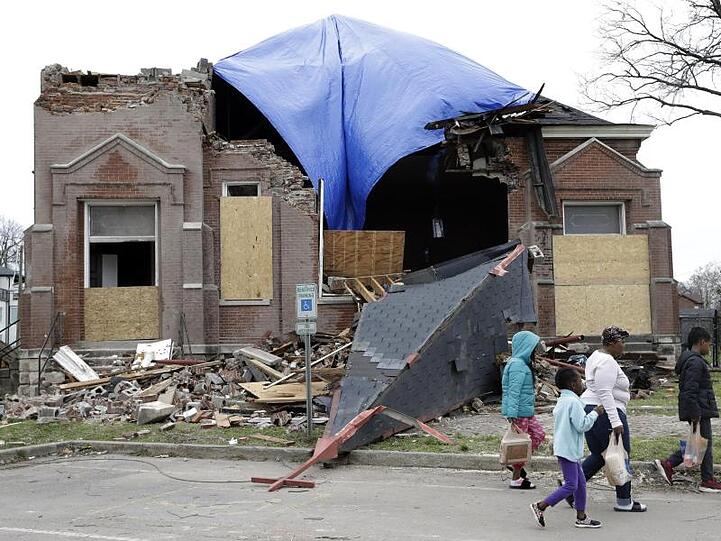 Passanten gehen an der stark beschädigten Hopewell Missionary Baptist Church in Nashville vorbei.