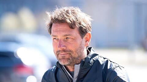 Spürt beim FC Augsburg "den Nach-Hause-Kommer-Effekt": Trainer Markus Weinzierl kommt zum Training.