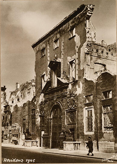 Sie steht noch: die Hauptfassade der Residenz an der Residenzstraße 1945.