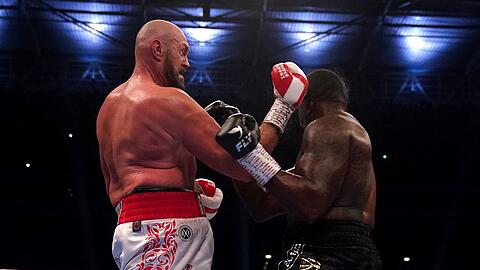 Tyson Fury (l) schlägt Dillian Whyte mit einem kräftigen Uppercut zu Boden.