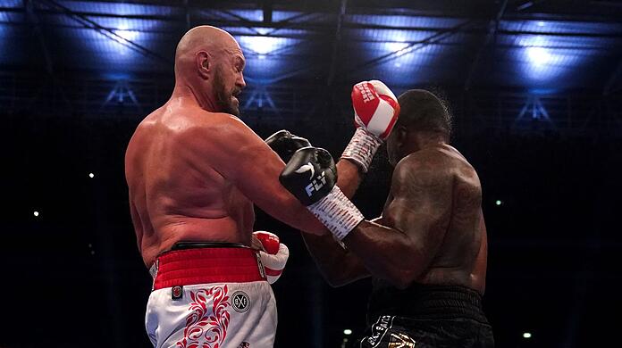 Tyson Fury (l) schlägt Dillian Whyte mit einem kräftigen Uppercut zu Boden.