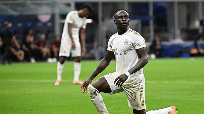 Sadio Mane kniet während des Spiels.