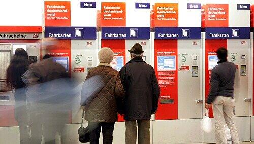 Manche Kunden kommen mit den Automaten nicht zurecht - am Schalter kostet es nun zusätzlich Manche Kunden kommen mit den Automaten nicht zurecht - am Schalter kostet es nun zusätzlich