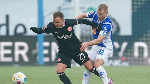 Die Eintracht um Mario Götze (l) musste sich trotz 2:0-Führung mit einem Remis in Darmstadt zufrieden geben.