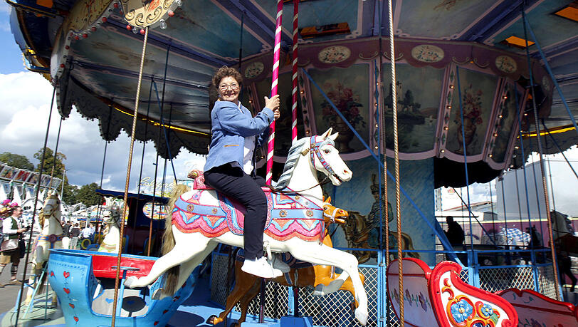 Im Karussell auf der Oidn Wiesn fühlt sich Monika Baumgartner wieder wie ein kleines Mädchen. Aber für ein bisserl Wiesngaudi ist man ja nie zu alt.