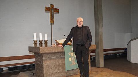 Pfarrer Markus Rhinow muss von der Nazarethkirche in Bogenhausen Abschied nehmen.