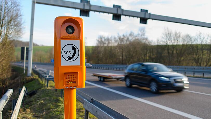 Die orangen Notrufs&auml;ulen entlang der Autobahnen waren seit Dienstagabend in ganz Deutschland gest&ouml;rt gewesen. (Archivbild)