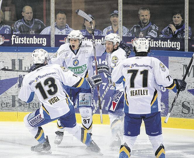 So jubeln Meister! Die EHC-Stars Patrik Vogl, Neville Rautert, Niklas Hede und Mark Heatley (v.l.) am gestrigen Abend in Schwenningen.Foto: Rauchensteiner/Augenklick
