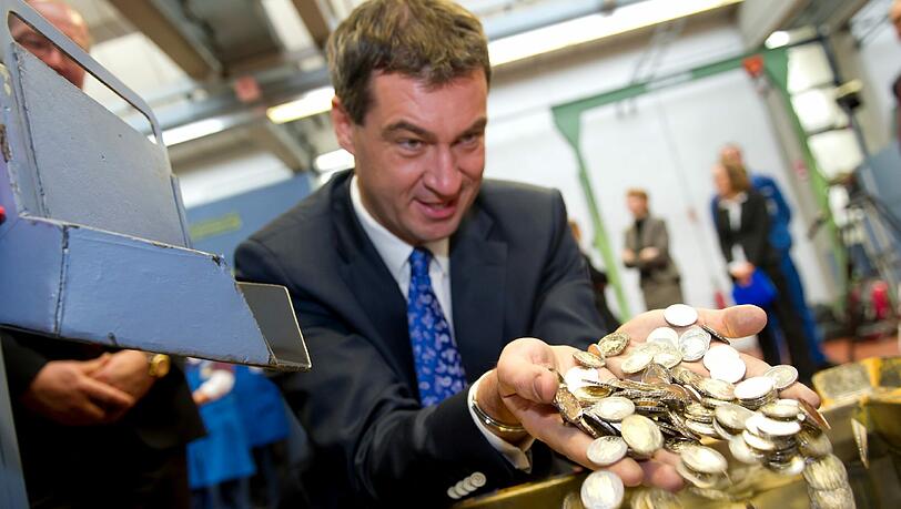 Die Staatskasse klingelt: Finanzminister Söder hofft bis Ende 2014 auf zusätzliche Steuereinnahmen von insgesamt 1,3 Milliarden Euro. Die Staatskasse klingelt: Finanzminister Söder hofft bis Ende 2014 auf zusätzliche Steuereinnahmen von insgesamt 1,3 Milliarden Euro.