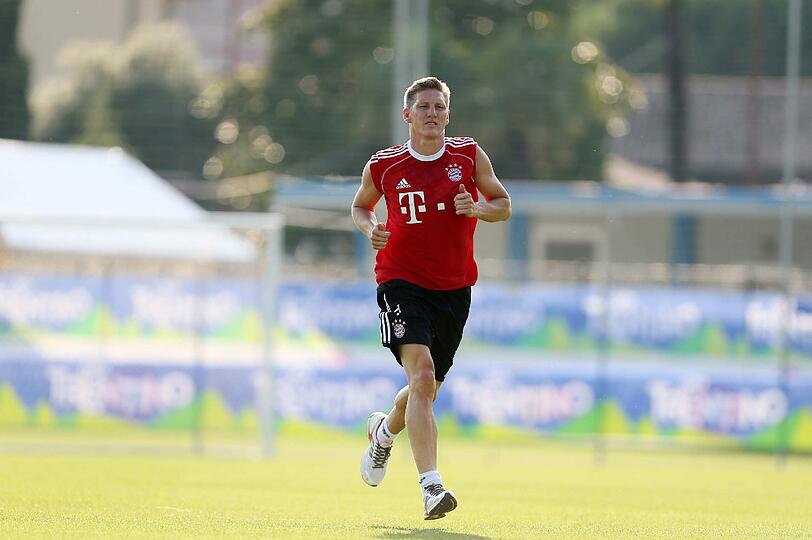 Schweinsteiger dreht am Nebenplatz mit dem Fitness-Trainer Wilhelmi zweisam seine Runden.