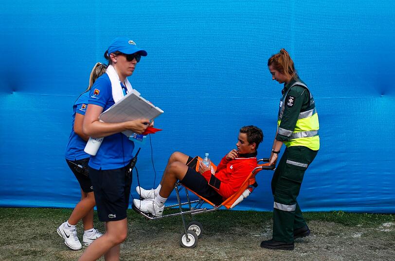 Ein Balljunge muss abtransportiert werden, nachdem er auf dem Platz zusammengebrochen war.