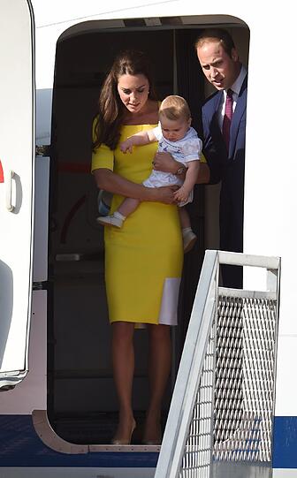 Ein prächtiger Anblick: Die royale Familie erscheint am Flugzeugausgang - Tausende Mensch begrüßen sie stürmisch und auch die Sonne sagt Hallo.