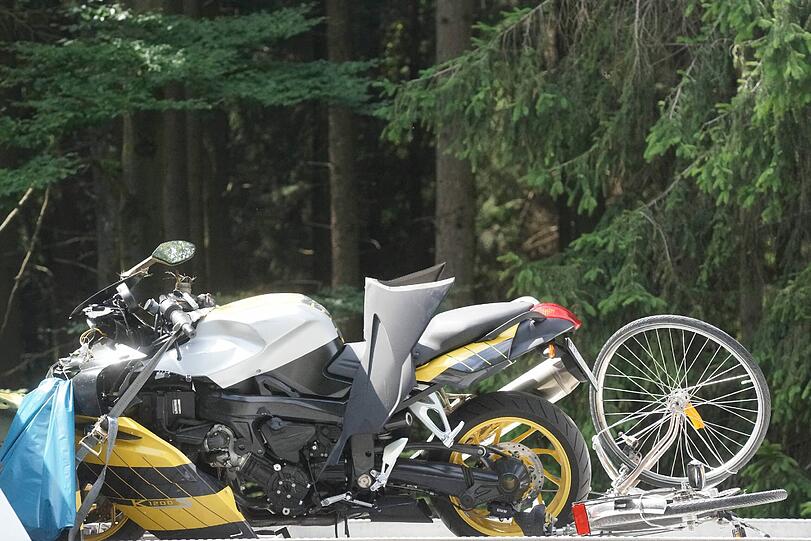 Unfall zwischen Neuried und Planegg: Ein Motorradfahrer hat einen Radler erwischt. Der Fahrradfahrer starb noch am Unfallort. Die Bilder.