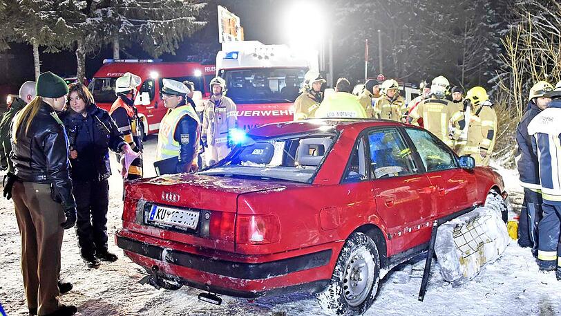 Der Audi schleudert über den Parkplatz und landet im Weiher.